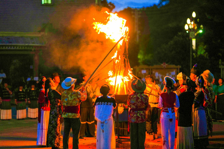 體驗(yàn)火的熱情！麗江寧蒗縣開啟2025年“火把節(jié)”盛宴